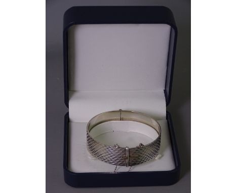 SILVER BANGLE with hinge opening and diamond cut pattern, London 1966, 1.1 troy ozs, 36grms (boxed)