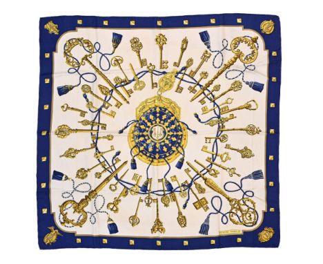 Twill scarf "Les Clefs" HERMES 90 cm scarf in twill silk, white background and blue border, signed Caty Latham. Nice conditio
