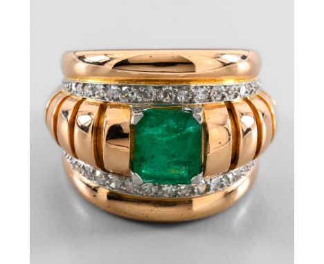 Ring ball pink gold, emerald and diamonds Set in pink 18-carat gold with an emerald of about 1 ct whose dimensions are approx