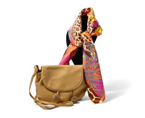 Messenger bag & silk square Bottega Veneta / Ferragamo Including: - a "Bottega Veneta" satchel bag with small beige and caram
