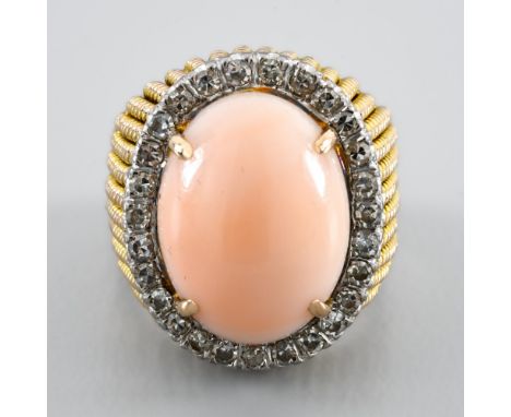 WORK CIRCA: 1950-1960 Cocktail ring set with a coral cabochon In yellow 18-carat gold, set with an oval cabochon in coral ski