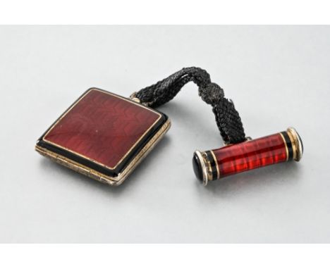 Enamelled and gilt lipstick holder and powder case Powder and lipstick holder in vermeil, covered in dark red enamel, underli