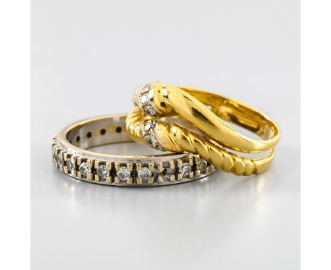 Lot of two rings. - An American wedding ring in white 18-carat gold set with twenty-five old-cut diamonds totalling about 0.5