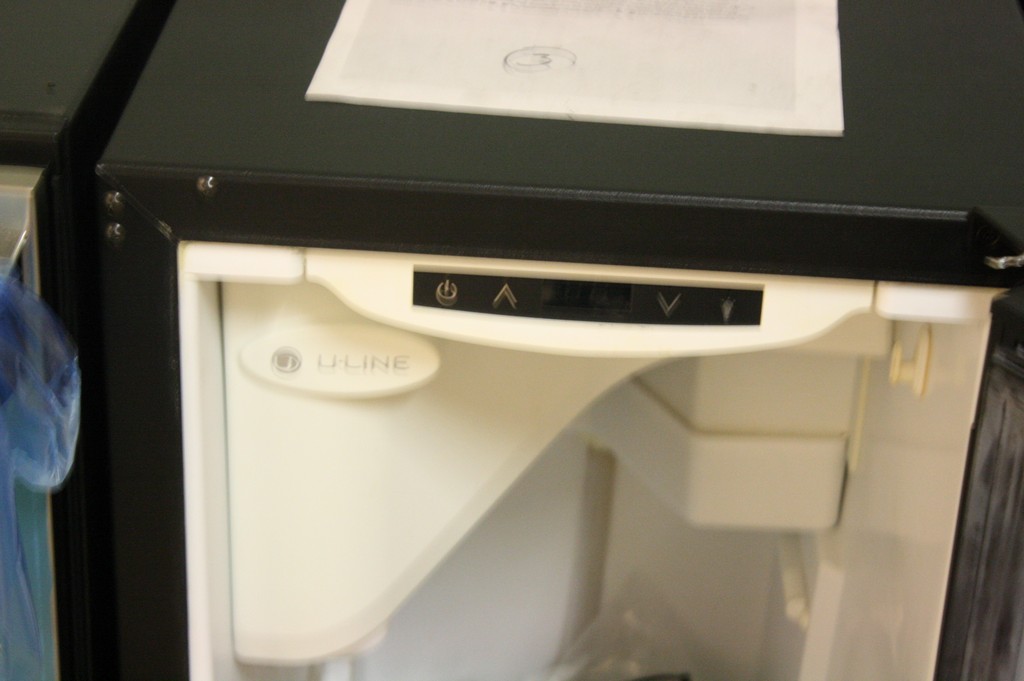 ULINE MODEL UCLR2160B40 CLEAR ICE MAKER S/N 1223100100015 2000