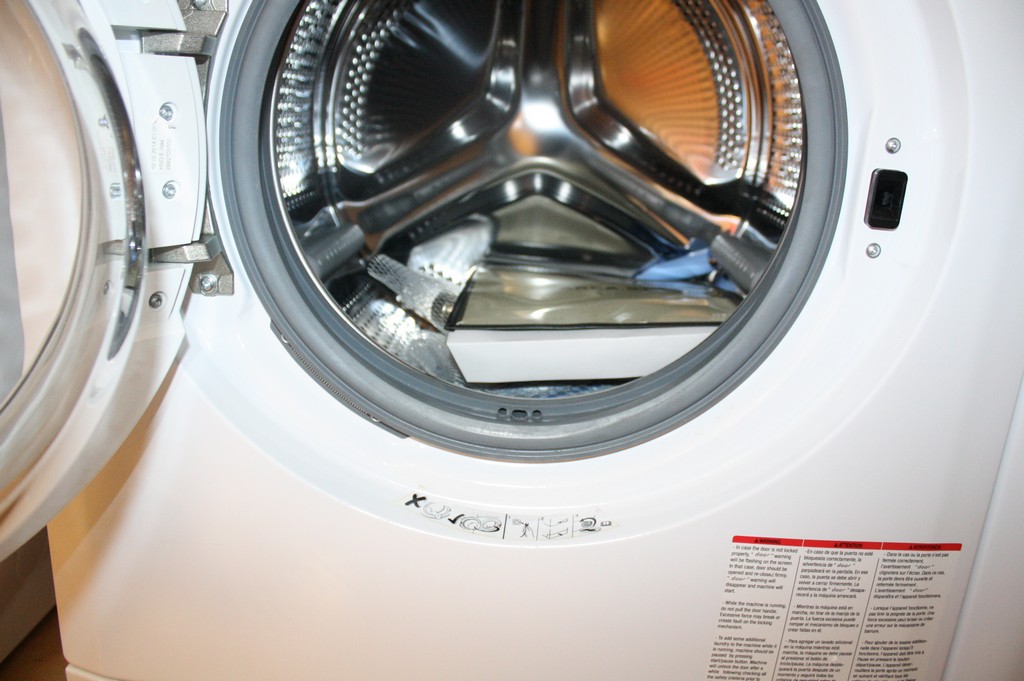 BLOMBERG MODEL WM87120 S/N 14401070710 24 Inch FrontLoad Washer with 2