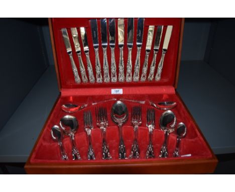 A wooden canteen of silver plated cutlery by Newbridge in The Kings pattern
in good complete codition, no visible faults