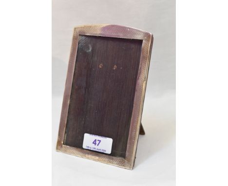 A silver photograph frame having arched top and engine turned decoration with wooden easel back
Condition Report
Approx 150mm