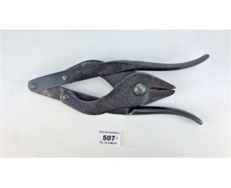WW1 Wire cutters, British stamped 1917 and broad arrow. 10" long