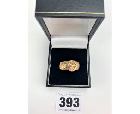 9k gold buckle ring, size T, w: 5.1 gms