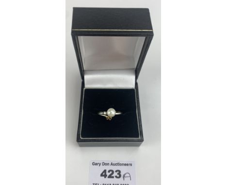 18k white gold pearl and diamond ring, size O, w: 2.2 gms