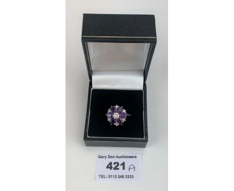 18k white gold circular amethyst and diamond cluster ring, size S, w: 4.6 gms
