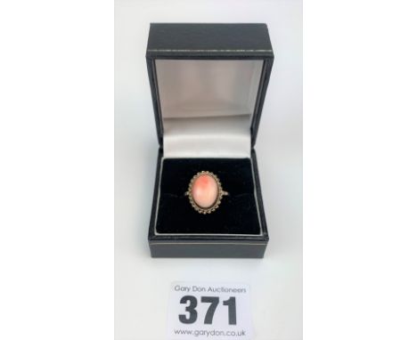 9k gold coral ring, size R, w: 2.8 gms