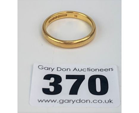 22k gold wedding band, size Q/R, w: 5.2 gms