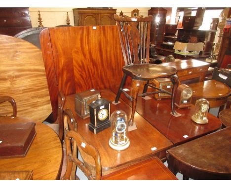 19th Century mahogany dining table, the centre section with a centre pedestal and tripod, the D-ends with ring turned taperin