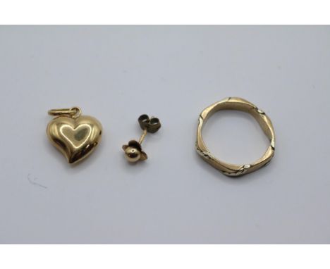 Ladies 9ct Gold Fancy design ring, 9ct Stud and a Heart Charm 4.3g total weight 