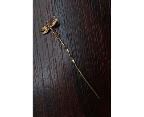 9ct Gold Dragonfly design stick pin 1g total weight. 60mm in length 