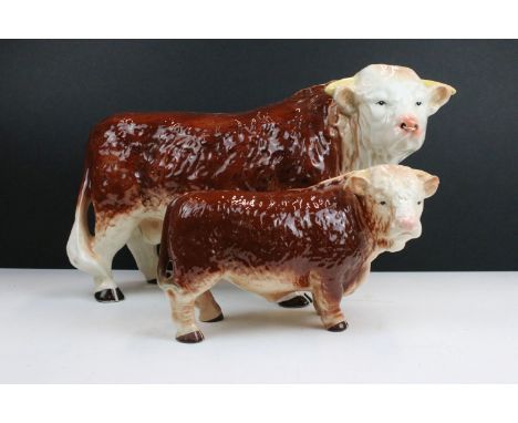 Large Melba ware butcher's Hereford Bull, H 25.5cm together with a smaller Melba ware bull, H 16cm