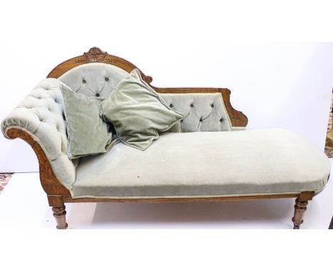 Victorian mahogany chaise longue upholstered in green velvet with button back raised on a turned legs with ceramic castors. M