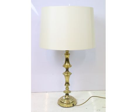 20th Century brass table lamp having a knopped column raised on a stepped base. Measures 54cm tall to light fitting (without 