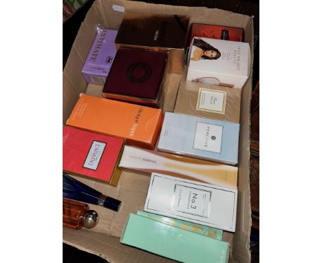 Fifteen vintage perfumes, mostly boxed.