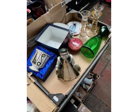 Assorted items including Coalport ltd edition figure House of Tudor Elizabeth, Isle of Wight glass, Royal Worcester etc. 