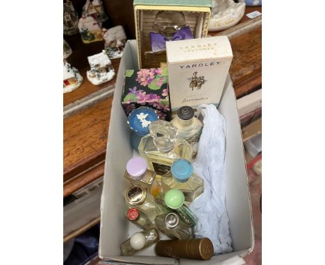 A box of fifteen vintage scent bottles and perfumes including three boxed. 