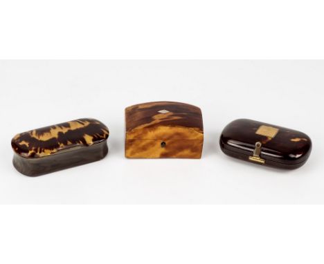 An Edwardian tortoiseshell patch box oval form, the hinged lid with centralised vacant gold shield form reserve, 2¾ x 1¾in. (