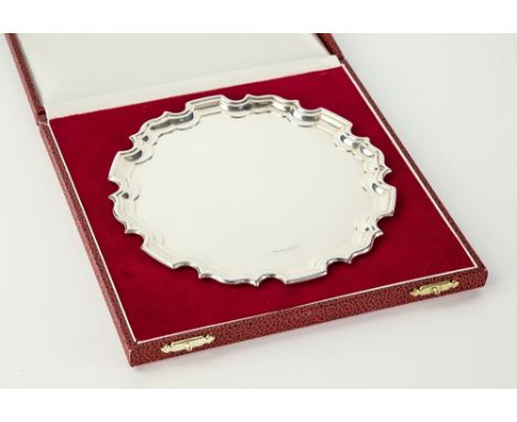 An Elizabeth II silver card salver Carrs of Sheffield, 1996, with Chippendale rim, 6in. (15.25cm.) diameter, weight 4.6 tr.oz