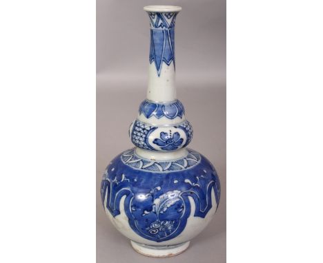 A CHINESE KANGXI STYLE BLUE & WHITE PORCELAIN BOTTLE VASE, with a moulded neck, the base with a stylised seal mark, 7.2in hig