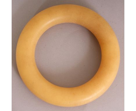 A CHINESE HORN-LIKE BANGLE, 3.5in diameter, the inner rim 2.1in diameter.