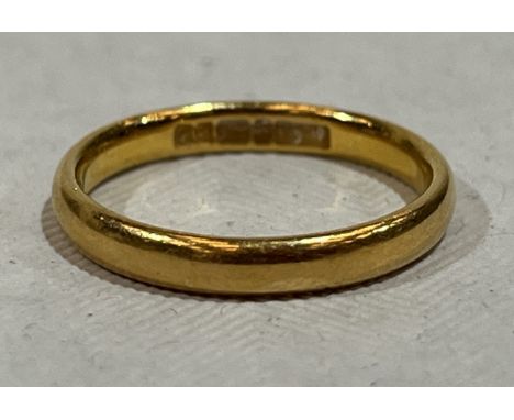 A 22ct wedding ring. 3g