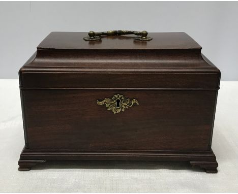 An mahogany Edwardian tea caddy with brass handle and lock. Inside is three equal compartments, a long compartment and felt l