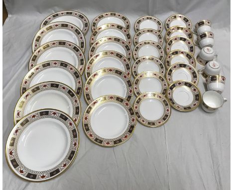 Royal Crown Derby tea and dinner ware "Derby Border" comprising 6 dinner plates 27cms d, 6 dessert plates 22cms, 6 side plate