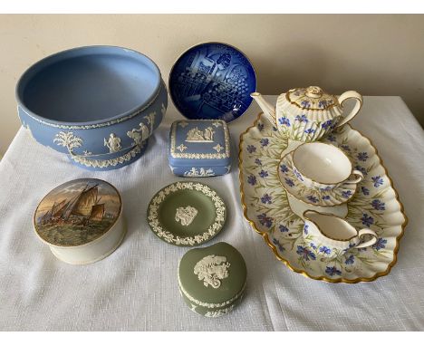 A collection of ceramics to include 4 pieces of Wedgwood jasperware, a blue pedestal bowl 20cms d x 12.5cms h, a blue square 