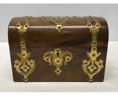 A Victorian tea caddy in walnut with brass embellishments and 2 lidded compartments inside. 23cm l x 13cm w x 15.5cm.Conditio