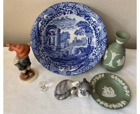 A collection of ceramics to include a Copeland Spode Blue Italian bowl, a Wedgewood jasperware ashtray and vase, a Royal Cope