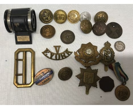 A selection of WWI and WWII military and naval buttons and cap badges  to include Royal Army Medical Corp, East Yorkshire, en