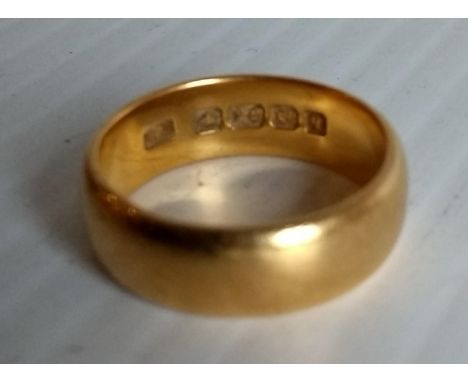 A 22ct yellow gold wedding band, size M, 7.95g 