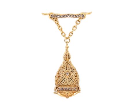 A clock with a golden chain worked with filigree by the German jeweller Paul Telge. The pin has an inscription, made with dia