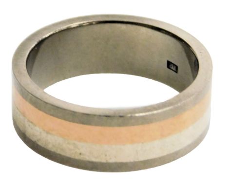 A titanium three colour wedding band, size S/T, 5.8g. 