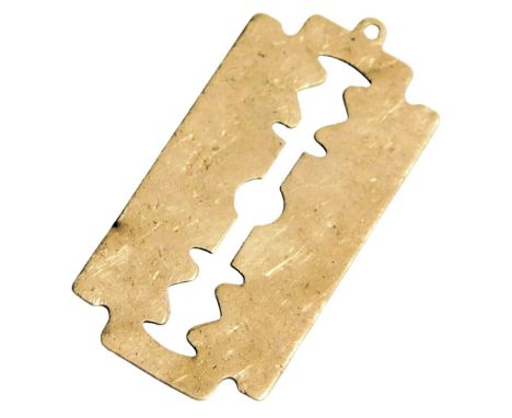 A 9ct gold razor blade pendant, 4.7g. 