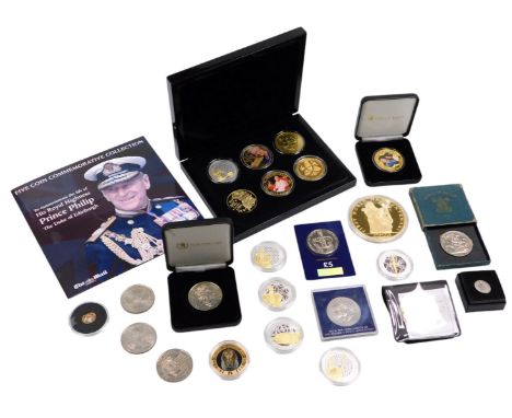 A First World War Centenary commemorative medallion, commemorative crowns and five pound coins, and a five coin commemorative
