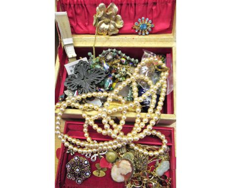 Cream jewellery box containing an oval cameo portrait brooch, and a quantity of various costume jewellery 