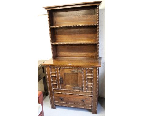 Small mid 20th Century oak dresser, the boarded shelf back above a base decorated with split bobbin turnings, with a single d