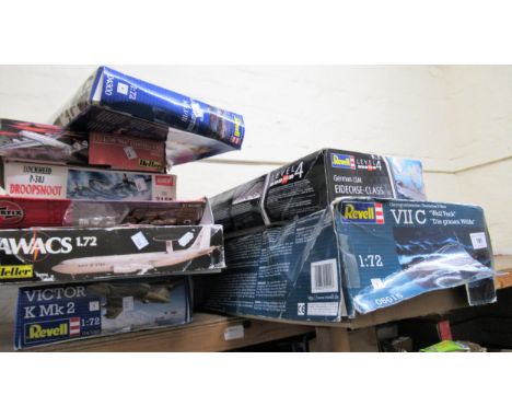 Box of eight large unbuilt model aircraft kits including Revel 1/72 scale V11C submarine 