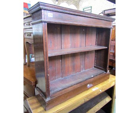 A small floorstanding mahogany veneered open bookcase with reeded detail, single adjustable shelf and raised on a plinth, 86 