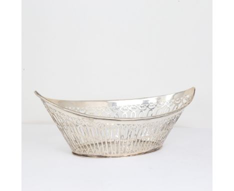 An Edwardian silver boat-shaped bread basket, pierced gallery, by Sibray, Hall & Co Ltd, hallmarks London 1902, length 25cm, 