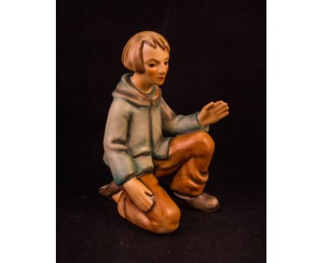 HUMMEL SHEPHERD KNEELING WITH TIN