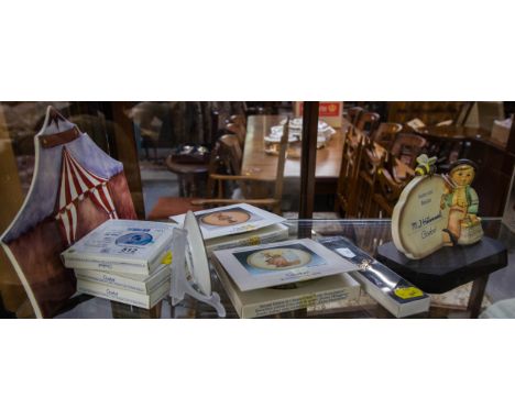 WANDERER BEE PLAQUE + PAIR OF HUMMEL YEAR PLATES BOXED "WASH DAY" + "STITCH IN TIME" + 3 PLATES + 2 SPOONS