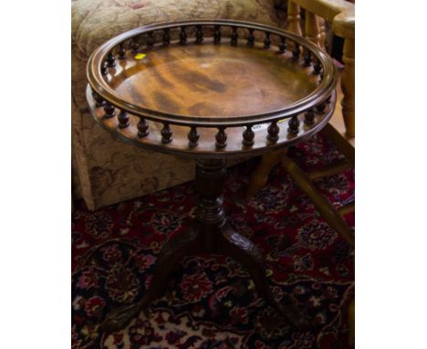 ROUND GALLERY LAMP TABLE